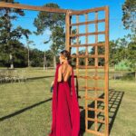 Marcela Fetter Instagram – Sim, esse vestido é uma obra de arte! Foi idealizado com tanto amor e carinho que merece um álbum exclusivo só pra ele. Feito sob medida para esse dia tão especial, vai deixar memórias lindas e eternas ❤️
@tetigio @tetigio_atelier
