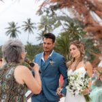 Marcela Fetter Instagram - E foi no primeiro dia de carnaval que a atriz @marcelafetter e o empresário @rodrigo.mbt disseram “sim” em uma cerimônia belíssima que aconteceu na beira do mar, diante de 60 convidados na @welovebeachhouse em Serra Grande na Bahia! 👰🏼‍♀️🌴✨ Após a cerimônia a festa aconteceu em meio aos coqueiros do espaço com a banda de pagode Amparo que agitou a pista deixando na sequencia para a dupla de DJs On Fire que manteve a energia lá em cima até o final! ⠀⠀⠀⠀⠀⠀⠀⠀⠀ Um casamento dos sonhos com a energia da Bahia no primeiro dia de carnaval! Não poderia ser diferente se tratando desses noivos maravilhosos né?! 💙✨ ⠀⠀⠀⠀⠀⠀⠀⠀⠀ Felicidades, amor e muita luz sempre no caminho de vocês!!