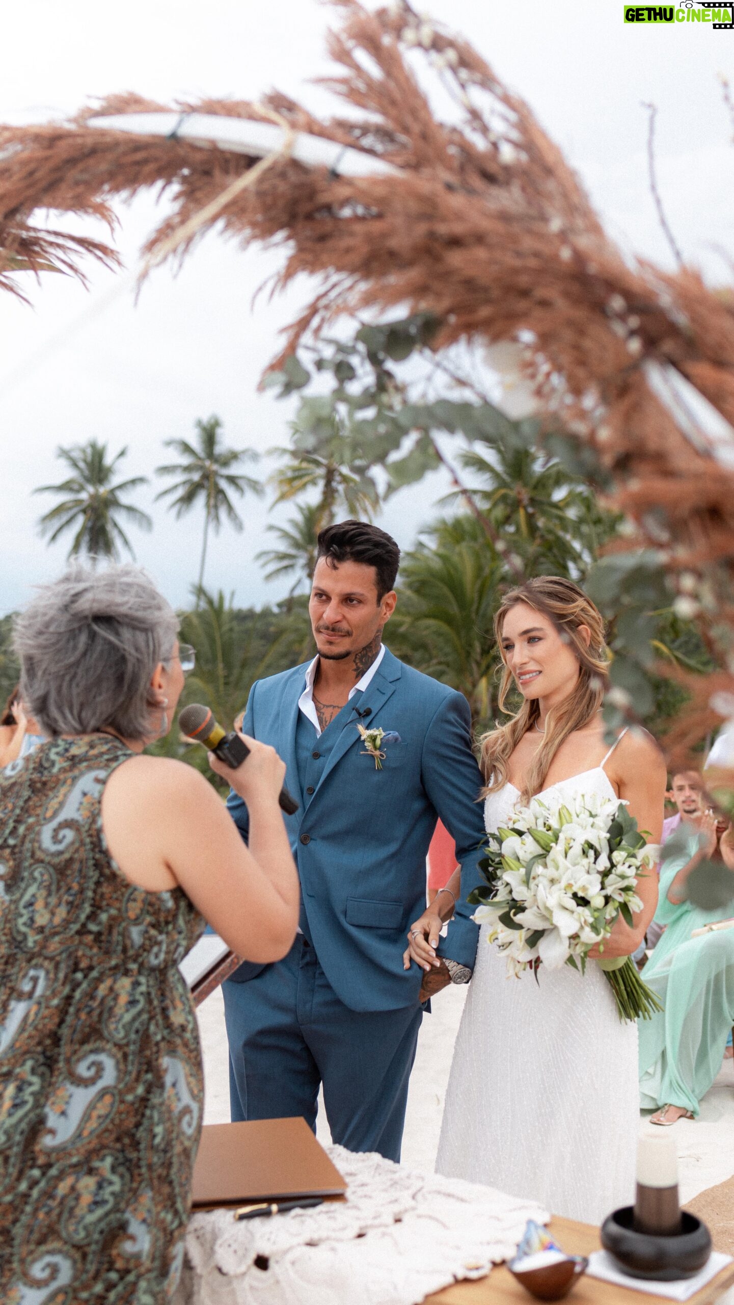 Marcela Fetter Instagram - E foi no primeiro dia de carnaval que a atriz @marcelafetter e o empresário @rodrigo.mbt disseram “sim” em uma cerimônia belíssima que aconteceu na beira do mar, diante de 60 convidados na @welovebeachhouse em Serra Grande na Bahia! 👰🏼♀️🌴✨ Após a cerimônia a festa aconteceu em meio aos coqueiros do espaço com a banda de pagode Amparo que agitou a pista deixando na sequencia para a dupla de DJs On Fire que manteve a energia lá em cima até o final! ⠀⠀⠀⠀⠀⠀⠀⠀⠀ Um casamento dos sonhos com a energia da Bahia no primeiro dia de carnaval! Não poderia ser diferente se tratando desses noivos maravilhosos né?! 💙✨ ⠀⠀⠀⠀⠀⠀⠀⠀⠀ Felicidades, amor e muita luz sempre no caminho de vocês!!