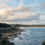 Marcela Fetter Instagram - Diário de bordo: 30° dia de 🇦🇺 1 mês de Austrália, 15.558km de distância do que chamava de vida e da minha zona de conforto. Essa sou eu, me reconectando com meu lado sonhadora, fazendo jus ao meu sol em aquário, todos os dias vivendo algo “pela primeira vez”. Falando nisso, qual foi a última vez que você fez algo pela primeira vez? Você se lembra de como é gostosa essa sensação? Você não precisa atravessar o planeta pra isso, mas eu precisei ir para bemmm longe da minha zona de conforto pra entender certas coisas e me conectar com algumas coisas que estavam perdidas em mim. O intercâmbio é muito, mas muito mais intenso do que eu imaginei e com essa intensidade, vem alguns aprendizados, como: - Desacelerar é importante. - Viver um dia de cada vez é o segredo de tudo. - Que nem tudo é do jeito que a gente quer. - Que viver o novo faz eu me sentir viva. - Chorar é tão necessário quanto sorrir. - Que pra sentir o gostinho da superação, precisamos nos arriscar. - Somos capazes de tudo. - Como vivemos no automático sem perceber. - Temos um mundo de possibilidades. Mas viver o presente é o maior de todos aprendizados! E ainda no meio de tudo isso, percebi o quanto tenho sede de viver e passei a amar mais o processo, sem pensar muito na linha de chegada. Isso torna a vida muito mais legal e menos pesada. Austrália temos tanto a viver mas em pouco tempo você me lembrou coisas simples da vida, trazendo de volta minha criança sonhadora, cheia de desejos, com muitas inseguranças também, mas sem medo de me arriscar e de viver minha verdade, que no fundo é isso que realmente importante. Gratidão por cada benção e cada obstáculo vivido nesse primeiro mês de intercâmbio, tudo que acontece é pra nossa evolução (não esqueçam disso)! 🙏🏼🤍🙌🏼