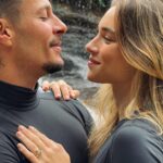 Marcela Fetter Instagram - Escolher com quem vamos compartilhar a vida talvez seja o mais proximo que chegamos de controlar nosso destino e você foi minha melhor escolha meu amor. No nosso primeiro encontro, planejamos o próximo ano inteiro (e sim, fizemos tudo que combinamos, ou quase tudo, faltou Itália nos checks da lista) mas não podíamos imaginar o que viria pelos próximos 8 anos, todas as surpresas que a vida nos guardava. Foram muitos momentos inesquecíveis, onde colecionamos historias pra contar pros nossos filhos e netos, evoluímos individualmente e como casal, nos conhecemos a fundo, criamos uma intimidade inabalável e construímos um amor à base de confiança, transparência e parceria. Se existe um fio que liga as pessoas destinadas a se encontrarem, não tenho dúvidas que foi ele que nos conectou. Hoje não é nosso aniversário de namoro, de casamento ou algum dia especial para textões e declarações, na verdade eu ia fazer um post falando da nossa aliança de casamento, mas me peguei pensando em como temos sorte de viver esse amor em terra, comecei a escrever e nunca mais parei. Viajar o mundo sempre foi um desejo nosso, não é a toa que fizemos a tatuagem (da última foto do álbum) no nosso primeiro ano de namoro, mas admito que morar do outro lado do mundo foi mais uma das surpresas da vida, e pra iniciar esse novo ciclo, casamos! Celebramos nosso amor com as pessoas que mais amamos, em um dos lugares que mais nos sentimos em casa e nosso mapa mundi ganhou um upgrade, pra quem sempre pergunta o significado do desenho da nossa aliança, é esse! Ele da Bahia, eu do Sul e nosso desejo de desbravar o mundo juntos! Nossa aliança de casamento foi desenhada pela minha amiga amada e mega talentosa @hannahmartinjoias que comprou a ideia e desenvolveu com o maior amor do mundo, como todas as jóias que ela faz! Cada um ficou com uma parte do mapa e elas se encaixam, não poderia ser mais a nossa cara e com tanto significado! ❤️