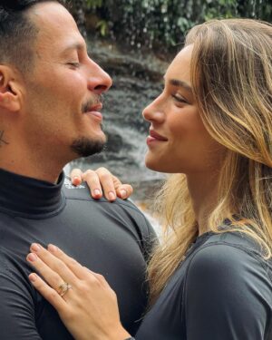 Marcela Fetter Instagram - Escolher com quem vamos compartilhar a vida talvez seja o mais proximo que chegamos de controlar nosso destino e você foi minha melhor escolha meu amor.
No nosso primeiro encontro, planejamos o próximo ano inteiro (e sim, fizemos tudo que combinamos, ou quase tudo, faltou Itália nos checks da lista) mas não podíamos imaginar o que viria pelos próximos 8 anos, todas as surpresas que a vida nos guardava. Foram muitos momentos inesquecíveis, onde colecionamos historias pra contar pros nossos filhos e netos, evoluímos individualmente e como casal, nos conhecemos a fundo, criamos uma intimidade inabalável e construímos um amor à base de confiança, transparência e parceria. Se existe um fio que liga as pessoas destinadas a se encontrarem, não tenho dúvidas que foi ele que nos conectou.
Hoje não é nosso aniversário de namoro, de casamento ou algum dia especial para textões e declarações, na verdade eu ia fazer um post falando da nossa aliança de casamento, mas me peguei pensando em como temos sorte de viver esse amor em terra, comecei a escrever e nunca mais parei.
Viajar o mundo sempre foi um desejo nosso, não é a toa que fizemos a tatuagem (da última foto do álbum) no nosso primeiro ano de namoro, mas admito que morar do outro lado do mundo foi mais uma das surpresas da vida, e pra iniciar esse novo ciclo, casamos! Celebramos nosso amor com as pessoas que mais amamos, em um dos lugares que mais nos sentimos em casa e nosso mapa mundi ganhou um upgrade, pra quem sempre pergunta o significado do desenho da nossa aliança, é esse! Ele da Bahia, eu do Sul e nosso desejo de desbravar o mundo juntos!
Nossa aliança de casamento foi desenhada pela minha amiga amada e mega talentosa @hannahmartinjoias que comprou a ideia e desenvolveu com o maior amor do mundo, como todas as jóias que ela faz! Cada um ficou com uma parte do mapa e elas se encaixam, não poderia ser mais a nossa cara e com tanto significado! ❤️