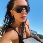 Marcela Fetter Instagram - Diário de bordo: 30° dia de 🇦🇺 1 mês de Austrália, 15.558km de distância do que chamava de vida e da minha zona de conforto. Essa sou eu, me reconectando com meu lado sonhadora, fazendo jus ao meu sol em aquário, todos os dias vivendo algo “pela primeira vez”. Falando nisso, qual foi a última vez que você fez algo pela primeira vez? Você se lembra de como é gostosa essa sensação? Você não precisa atravessar o planeta pra isso, mas eu precisei ir para bemmm longe da minha zona de conforto pra entender certas coisas e me conectar com algumas coisas que estavam perdidas em mim. O intercâmbio é muito, mas muito mais intenso do que eu imaginei e com essa intensidade, vem alguns aprendizados, como: - Desacelerar é importante. - Viver um dia de cada vez é o segredo de tudo. - Que nem tudo é do jeito que a gente quer. - Que viver o novo faz eu me sentir viva. - Chorar é tão necessário quanto sorrir. - Que pra sentir o gostinho da superação, precisamos nos arriscar. - Somos capazes de tudo. - Como vivemos no automático sem perceber. - Temos um mundo de possibilidades. Mas viver o presente é o maior de todos aprendizados! E ainda no meio de tudo isso, percebi o quanto tenho sede de viver e passei a amar mais o processo, sem pensar muito na linha de chegada. Isso torna a vida muito mais legal e menos pesada. Austrália temos tanto a viver mas em pouco tempo você me lembrou coisas simples da vida, trazendo de volta minha criança sonhadora, cheia de desejos, com muitas inseguranças também, mas sem medo de me arriscar e de viver minha verdade, que no fundo é isso que realmente importante. Gratidão por cada benção e cada obstáculo vivido nesse primeiro mês de intercâmbio, tudo que acontece é pra nossa evolução (não esqueçam disso)! 🙏🏼🤍🙌🏼