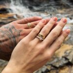 Marcela Fetter Instagram - Escolher com quem vamos compartilhar a vida talvez seja o mais proximo que chegamos de controlar nosso destino e você foi minha melhor escolha meu amor. No nosso primeiro encontro, planejamos o próximo ano inteiro (e sim, fizemos tudo que combinamos, ou quase tudo, faltou Itália nos checks da lista) mas não podíamos imaginar o que viria pelos próximos 8 anos, todas as surpresas que a vida nos guardava. Foram muitos momentos inesquecíveis, onde colecionamos historias pra contar pros nossos filhos e netos, evoluímos individualmente e como casal, nos conhecemos a fundo, criamos uma intimidade inabalável e construímos um amor à base de confiança, transparência e parceria. Se existe um fio que liga as pessoas destinadas a se encontrarem, não tenho dúvidas que foi ele que nos conectou. Hoje não é nosso aniversário de namoro, de casamento ou algum dia especial para textões e declarações, na verdade eu ia fazer um post falando da nossa aliança de casamento, mas me peguei pensando em como temos sorte de viver esse amor em terra, comecei a escrever e nunca mais parei. Viajar o mundo sempre foi um desejo nosso, não é a toa que fizemos a tatuagem (da última foto do álbum) no nosso primeiro ano de namoro, mas admito que morar do outro lado do mundo foi mais uma das surpresas da vida, e pra iniciar esse novo ciclo, casamos! Celebramos nosso amor com as pessoas que mais amamos, em um dos lugares que mais nos sentimos em casa e nosso mapa mundi ganhou um upgrade, pra quem sempre pergunta o significado do desenho da nossa aliança, é esse! Ele da Bahia, eu do Sul e nosso desejo de desbravar o mundo juntos! Nossa aliança de casamento foi desenhada pela minha amiga amada e mega talentosa @hannahmartinjoias que comprou a ideia e desenvolveu com o maior amor do mundo, como todas as jóias que ela faz! Cada um ficou com uma parte do mapa e elas se encaixam, não poderia ser mais a nossa cara e com tanto significado! ❤️