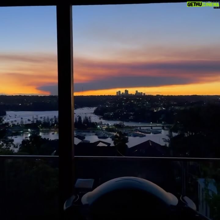Marcela Fetter Instagram - Diário de bordo: 30° dia de 🇦🇺 1 mês de Austrália, 15.558km de distância do que chamava de vida e da minha zona de conforto. Essa sou eu, me reconectando com meu lado sonhadora, fazendo jus ao meu sol em aquário, todos os dias vivendo algo “pela primeira vez”. Falando nisso, qual foi a última vez que você fez algo pela primeira vez? Você se lembra de como é gostosa essa sensação? Você não precisa atravessar o planeta pra isso, mas eu precisei ir para bemmm longe da minha zona de conforto pra entender certas coisas e me conectar com algumas coisas que estavam perdidas em mim. O intercâmbio é muito, mas muito mais intenso do que eu imaginei e com essa intensidade, vem alguns aprendizados, como: - Desacelerar é importante. - Viver um dia de cada vez é o segredo de tudo. - Que nem tudo é do jeito que a gente quer. - Que viver o novo faz eu me sentir viva. - Chorar é tão necessário quanto sorrir. - Que pra sentir o gostinho da superação, precisamos nos arriscar. - Somos capazes de tudo. - Como vivemos no automático sem perceber. - Temos um mundo de possibilidades. Mas viver o presente é o maior de todos aprendizados! E ainda no meio de tudo isso, percebi o quanto tenho sede de viver e passei a amar mais o processo, sem pensar muito na linha de chegada. Isso torna a vida muito mais legal e menos pesada. Austrália temos tanto a viver mas em pouco tempo você me lembrou coisas simples da vida, trazendo de volta minha criança sonhadora, cheia de desejos, com muitas inseguranças também, mas sem medo de me arriscar e de viver minha verdade, que no fundo é isso que realmente importante. Gratidão por cada benção e cada obstáculo vivido nesse primeiro mês de intercâmbio, tudo que acontece é pra nossa evolução (não esqueçam disso)! 🙏🏼🤍🙌🏼