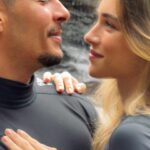 Marcela Fetter Instagram - Escolher com quem vamos compartilhar a vida talvez seja o mais proximo que chegamos de controlar nosso destino e você foi minha melhor escolha meu amor. No nosso primeiro encontro, planejamos o próximo ano inteiro (e sim, fizemos tudo que combinamos, ou quase tudo, faltou Itália nos checks da lista) mas não podíamos imaginar o que viria pelos próximos 8 anos, todas as surpresas que a vida nos guardava. Foram muitos momentos inesquecíveis, onde colecionamos historias pra contar pros nossos filhos e netos, evoluímos individualmente e como casal, nos conhecemos a fundo, criamos uma intimidade inabalável e construímos um amor à base de confiança, transparência e parceria. Se existe um fio que liga as pessoas destinadas a se encontrarem, não tenho dúvidas que foi ele que nos conectou. Hoje não é nosso aniversário de namoro, de casamento ou algum dia especial para textões e declarações, na verdade eu ia fazer um post falando da nossa aliança de casamento, mas me peguei pensando em como temos sorte de viver esse amor em terra, comecei a escrever e nunca mais parei. Viajar o mundo sempre foi um desejo nosso, não é a toa que fizemos a tatuagem (da última foto do álbum) no nosso primeiro ano de namoro, mas admito que morar do outro lado do mundo foi mais uma das surpresas da vida, e pra iniciar esse novo ciclo, casamos! Celebramos nosso amor com as pessoas que mais amamos, em um dos lugares que mais nos sentimos em casa e nosso mapa mundi ganhou um upgrade, pra quem sempre pergunta o significado do desenho da nossa aliança, é esse! Ele da Bahia, eu do Sul e nosso desejo de desbravar o mundo juntos! Nossa aliança de casamento foi desenhada pela minha amiga amada e mega talentosa @hannahmartinjoias que comprou a ideia e desenvolveu com o maior amor do mundo, como todas as jóias que ela faz! Cada um ficou com uma parte do mapa e elas se encaixam, não poderia ser mais a nossa cara e com tanto significado! ❤️