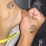 Marcela Fetter Instagram - Escolher com quem vamos compartilhar a vida talvez seja o mais proximo que chegamos de controlar nosso destino e você foi minha melhor escolha meu amor. No nosso primeiro encontro, planejamos o próximo ano inteiro (e sim, fizemos tudo que combinamos, ou quase tudo, faltou Itália nos checks da lista) mas não podíamos imaginar o que viria pelos próximos 8 anos, todas as surpresas que a vida nos guardava. Foram muitos momentos inesquecíveis, onde colecionamos historias pra contar pros nossos filhos e netos, evoluímos individualmente e como casal, nos conhecemos a fundo, criamos uma intimidade inabalável e construímos um amor à base de confiança, transparência e parceria. Se existe um fio que liga as pessoas destinadas a se encontrarem, não tenho dúvidas que foi ele que nos conectou. Hoje não é nosso aniversário de namoro, de casamento ou algum dia especial para textões e declarações, na verdade eu ia fazer um post falando da nossa aliança de casamento, mas me peguei pensando em como temos sorte de viver esse amor em terra, comecei a escrever e nunca mais parei. Viajar o mundo sempre foi um desejo nosso, não é a toa que fizemos a tatuagem (da última foto do álbum) no nosso primeiro ano de namoro, mas admito que morar do outro lado do mundo foi mais uma das surpresas da vida, e pra iniciar esse novo ciclo, casamos! Celebramos nosso amor com as pessoas que mais amamos, em um dos lugares que mais nos sentimos em casa e nosso mapa mundi ganhou um upgrade, pra quem sempre pergunta o significado do desenho da nossa aliança, é esse! Ele da Bahia, eu do Sul e nosso desejo de desbravar o mundo juntos! Nossa aliança de casamento foi desenhada pela minha amiga amada e mega talentosa @hannahmartinjoias que comprou a ideia e desenvolveu com o maior amor do mundo, como todas as jóias que ela faz! Cada um ficou com uma parte do mapa e elas se encaixam, não poderia ser mais a nossa cara e com tanto significado! ❤️