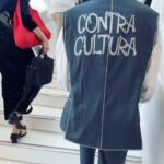 Marcela Mar Instagram - Power suit de @alejandrocrockeroficial Este diseñador Colombo- venezolano reúsa piezas de ropa que otros consideran obsoletas. Este traje es residuo de una colección de @carlosnietomoda en la que Alejandro no solo interviene deconstruyéndolo y sumándole un flow victoriano en las mangas, sino que además, lo usa como muro de grafiti para expresarse con palabras. La contracultura es necesaria, en un mundo donde la atención promedio es de tik tok por minuto, hacemos contrapeso con el arte, con el tiempo que toma escribir, producir, realizar, coser, tejer, contemplar y sobre todo, pensar . #modacircular