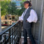 Marcela Mar Instagram - Power suit de @alejandrocrockeroficial Este diseñador Colombo- venezolano reúsa piezas de ropa que otros consideran obsoletas. Este traje es residuo de una colección de @carlosnietomoda en la que Alejandro no solo interviene deconstruyéndolo y sumándole un flow victoriano en las mangas, sino que además, lo usa como muro de grafiti para expresarse con palabras. La contracultura es necesaria, en un mundo donde la atención promedio es de tik tok por minuto, hacemos contrapeso con el arte, con el tiempo que toma escribir, producir, realizar, coser, tejer, contemplar y sobre todo, pensar . #modacircular