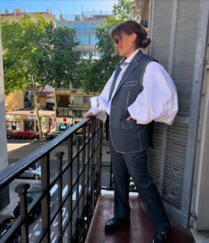Marcela Mar Instagram - Power suit de @alejandrocrockeroficial 

Este diseñador Colombo- venezolano  reúsa piezas de ropa que otros consideran obsoletas.
Este traje es residuo de una colección de @carlosnietomoda  en la que Alejandro no solo interviene deconstruyéndolo y sumándole un flow victoriano en las mangas, sino que además,  lo usa como muro de grafiti para expresarse con palabras.

La contracultura es necesaria, en un mundo  donde la atención promedio es de tik tok por minuto, hacemos contrapeso con el arte, con el tiempo que toma escribir, producir, realizar, coser, tejer, contemplar y sobre todo, pensar .

#modacircular