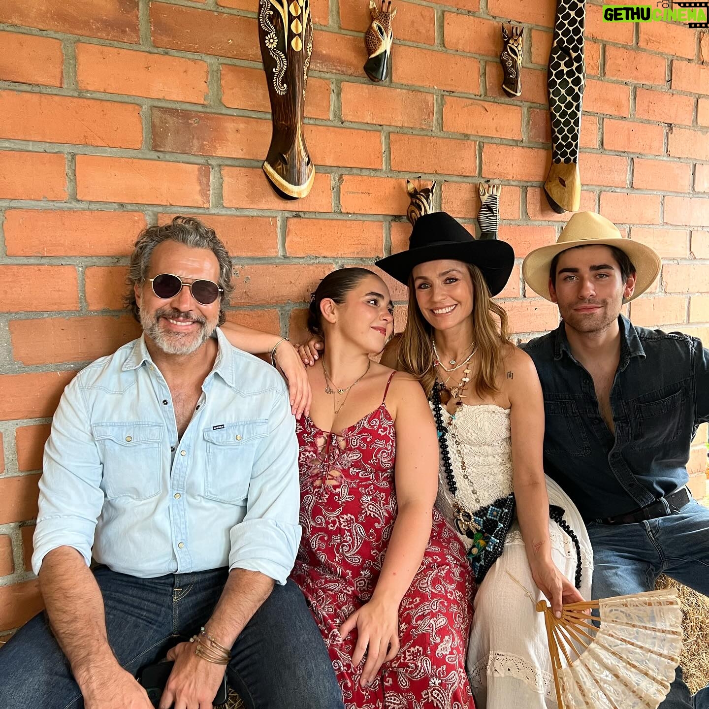 Marcela Mar Instagram - Ahora una de vaqueros. 16 de marzo de 1979, suman 45 años. Un gran número que no podía dejar de celebrar, me sentí rodeada de amor y de las bendiciones más hermosas que nunca pude imaginar. En este paso de mi existir, he vivido en Bogotá, Ciudad de México, Los Angeles, Miami y ahora Medellín. Me enamoré de un paisita, luego de esta ciudad y región maravillosa que cada día me inspira, para detenerme y contemplar la exuberancia de sus paisajes y aves, la calidez de la gente, lo que se está haciendo y está por hacerse. Personas que han hecho que sienta arraigo, que a diario me hacen sentir que pertenezco a este lugar. Gracias familia y amigos míos, por fin encontré mi lugar. He llegado a casa. Pasé feliz en esta mega celebración vaquera amor mío, jamás podemos abandonarnos a un vida estéril sin creatividad. Gracias por seguirme la cuerda en todo, eres fuera de este mundo ❤️ @thechefisback Y gracias instaamigos por todos sus mensajes y buenos deseos ❤️🥰