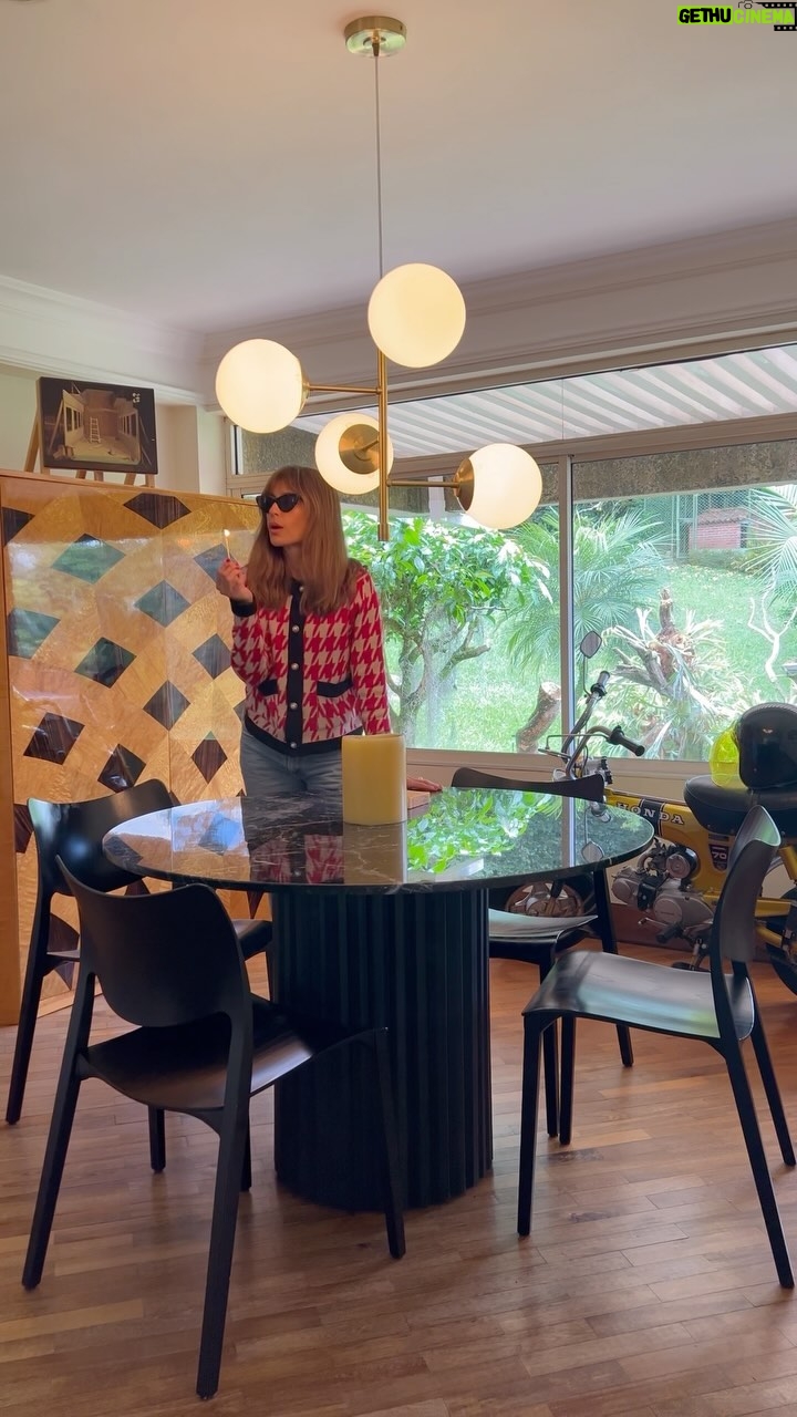 Marcela Mar - 283 Likes - ✨Cerrando el año estrenando comedor✨
Hace poco descubrí en #Bogota @delarochadesign y me enamoré de sus diseños con mucho estilo y accesibles.
La idea era transformar este espacio de nuestra casa y sorprender a mi familia.
Y… lo logré 😎