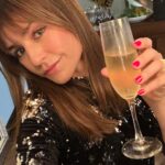 Marcela Mar Instagram - Feliz Navidad ✨🎄me soñaba esta fecha con mi manada completa 🙌🏻🐾🐾🐾 gracias vida!! Los amo @thechefisback @claudiamorales0007 @emilianopernia @lola_handley @paloma.handley @jeroofernandezz 🥰