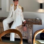Marcela Mar Instagram - Power Suit blanco de @ateliercrump en un diálogo de oficios creado y desarrollado por @ortizmarialuisa y y la comunidad @eberaneka emberakatio de Tierra Alta, Córdoba. Cuando le conté a María Luisa que iba para Cannes al estreno de nuestra película #mibestia pensamos que debía llevar algo que representara no solo la moda colombiana, sino a nuestros artesanos. Hace años admiro el poder femenino que proyecta Diana Crump en sus diseños, por eso escogí un traje completo de pantalón, chaleco y blazer de su última colección. Maria Luisa me propuso añadir este diseño de tejido en colores oro, que nos recuerda la riqueza cultural de nuestro país y la importancia de nuestras comunidades tejedoras de chakiras propias del alto Sinú . Recibo esta oportunidad de estar aquí y ahora con esta película, representando a Colombia, como un regalo a la perseverancia y disciplina de esta carrera en la que ya cumplo 32 años.