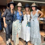 Marcela Mar Instagram – Ahora una de vaqueros.

16 de marzo de 1979, suman 45 años.
Un gran número que no podía dejar de celebrar, 
me sentí rodeada de amor y de las bendiciones más hermosas que nunca pude imaginar.
En este paso de mi existir, he vivido en Bogotá, Ciudad de México, Los Angeles, Miami y ahora Medellín.
Me enamoré de un paisita, luego de esta ciudad y región maravillosa que cada día me inspira, para detenerme y contemplar la exuberancia de sus paisajes y aves, la calidez de la gente, lo que se está haciendo y está por hacerse. 
Personas que han hecho que sienta arraigo, que a diario me hacen sentir que pertenezco a este lugar. 
Gracias familia y amigos míos, por fin encontré mi lugar.
He llegado a casa.

Pasé feliz en esta mega celebración vaquera amor mío, jamás podemos abandonarnos a un vida estéril sin creatividad. Gracias por seguirme la cuerda en todo, eres fuera de este mundo ❤️ @thechefisback 

Y gracias instaamigos por todos sus mensajes y buenos deseos ❤️🥰