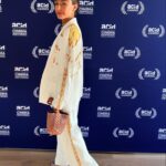 Marcela Mar Instagram - Power Suit blanco de @ateliercrump en un diálogo de oficios creado y desarrollado por @ortizmarialuisa y y la comunidad @eberaneka emberakatio de Tierra Alta, Córdoba. Cuando le conté a María Luisa que iba para Cannes al estreno de nuestra película #mibestia pensamos que debía llevar algo que representara no solo la moda colombiana, sino a nuestros artesanos. Hace años admiro el poder femenino que proyecta Diana Crump en sus diseños, por eso escogí un traje completo de pantalón, chaleco y blazer de su última colección. Maria Luisa me propuso añadir este diseño de tejido en colores oro, que nos recuerda la riqueza cultural de nuestro país y la importancia de nuestras comunidades tejedoras de chakiras propias del alto Sinú . Recibo esta oportunidad de estar aquí y ahora con esta película, representando a Colombia, como un regalo a la perseverancia y disciplina de esta carrera en la que ya cumplo 32 años.