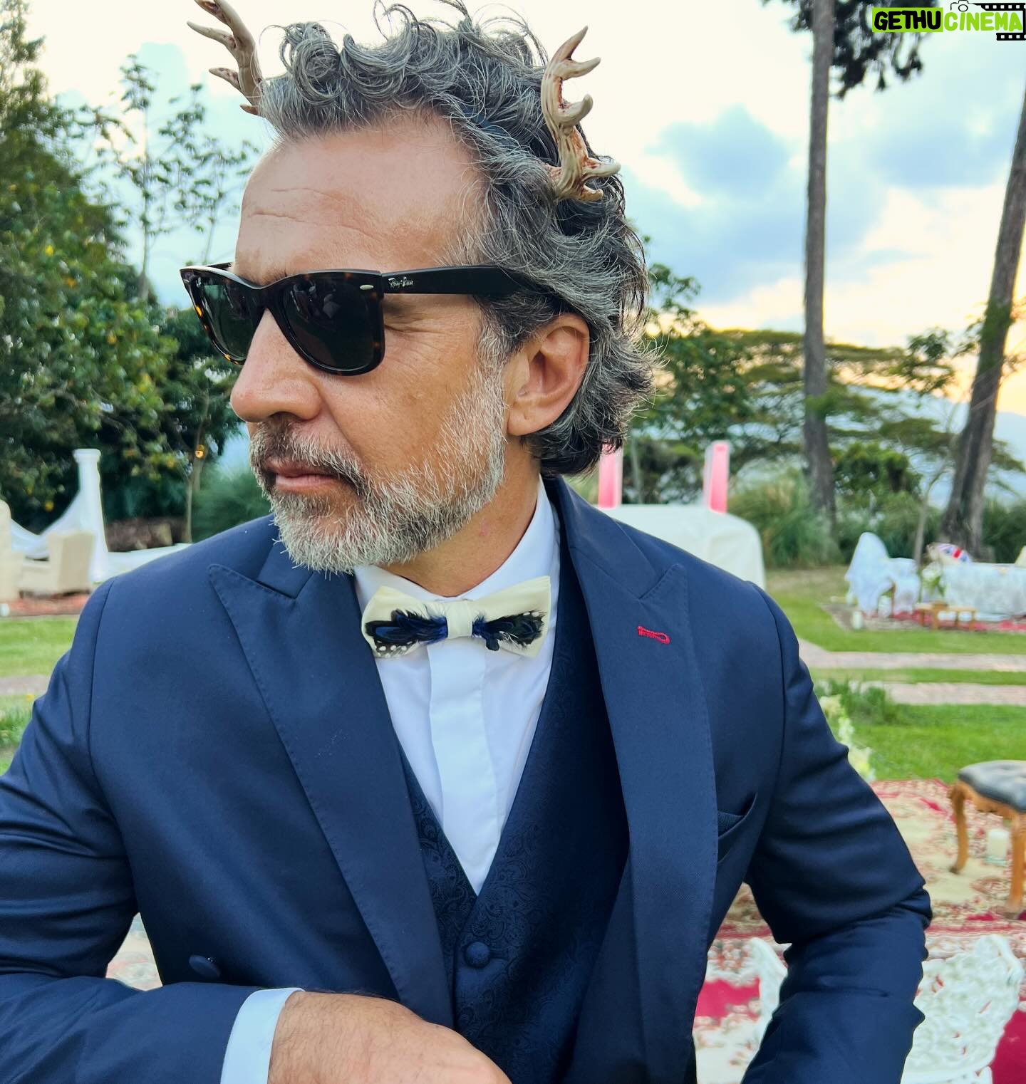 Marcela Mar Instagram - Gran fiesta inspirada en la película SALTBURN, gracias @fabianhirose por esta celebración tan fuera de lo común que se vive en la ciudad, gran despliegue de creatividad , arte, comida y bebida. ¡Te fajaste! 🔥 #saltburn El look de Pedro es de la gran diseñadora @mariazuleta 😍 El mío lo armé con piezas vintage de mi closet 👸 La cartera es un regalo de @lacasa_deluluu 💜