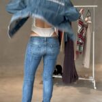 Marcela Mar Instagram - No te pierdas mi closet pop up sale en @majhagallery en #Medellin puedes comprar on line o presencial. Aquí les dejo unos looksitos para que se antojen 🥰👗♻️👖💅🏽 *el primer look y las botas moradas no están en venta * todo lo demás si 😃 Este almacén tiene unos muebles y decoración de otro mundo pasen a 👀✨ También van a encontarr el closet de: @paobetancurv @sofiamarin @mariadc90 @maria__posada Mis prendas son talla 6-8 y el precio promedio es de $200,000 🇨🇴 Usa ropa de segunda y recicla como hago yo ♻️💚 #vintageclothing #vintage #secondhandfashion Toda la info en @majhagallery