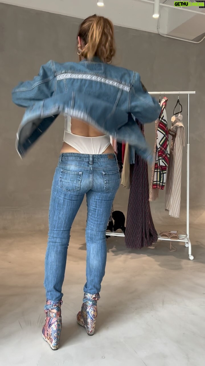 Marcela Mar - 3 Likes - No te pierdas mi closet pop up sale en @majhagallery en #Medellin puedes comprar on line o presencial.
Aquí les dejo unos looksitos para que se antojen 🥰👗♻️👖💅🏽
*el primer look y las botas moradas no están en venta * todo lo demás si 😃
Este almacén tiene unos muebles y decoración de otro mundo pasen a 👀✨
También van a encontarr el closet de:
@paobetancurv
@sofiamarin
@mariadc90
@maria__posada
Mis prendas son talla 6-8 y el precio promedio es de $200,000 🇨🇴
Usa ropa de segunda y recicla como hago yo ♻️💚
#vintageclothing #vintage #secondhandfashion
Toda la info en @majhagallery