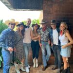 Marcela Mar Instagram – Ahora una de vaqueros.

16 de marzo de 1979, suman 45 años.
Un gran número que no podía dejar de celebrar, 
me sentí rodeada de amor y de las bendiciones más hermosas que nunca pude imaginar.
En este paso de mi existir, he vivido en Bogotá, Ciudad de México, Los Angeles, Miami y ahora Medellín.
Me enamoré de un paisita, luego de esta ciudad y región maravillosa que cada día me inspira, para detenerme y contemplar la exuberancia de sus paisajes y aves, la calidez de la gente, lo que se está haciendo y está por hacerse. 
Personas que han hecho que sienta arraigo, que a diario me hacen sentir que pertenezco a este lugar. 
Gracias familia y amigos míos, por fin encontré mi lugar.
He llegado a casa.

Pasé feliz en esta mega celebración vaquera amor mío, jamás podemos abandonarnos a un vida estéril sin creatividad. Gracias por seguirme la cuerda en todo, eres fuera de este mundo ❤️ @thechefisback 

Y gracias instaamigos por todos sus mensajes y buenos deseos ❤️🥰