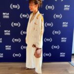 Marcela Mar Instagram - Power Suit blanco de @ateliercrump en un diálogo de oficios creado y desarrollado por @ortizmarialuisa y y la comunidad @eberaneka emberakatio de Tierra Alta, Córdoba. Cuando le conté a María Luisa que iba para Cannes al estreno de nuestra película #mibestia pensamos que debía llevar algo que representara no solo la moda colombiana, sino a nuestros artesanos. Hace años admiro el poder femenino que proyecta Diana Crump en sus diseños, por eso escogí un traje completo de pantalón, chaleco y blazer de su última colección. Maria Luisa me propuso añadir este diseño de tejido en colores oro, que nos recuerda la riqueza cultural de nuestro país y la importancia de nuestras comunidades tejedoras de chakiras propias del alto Sinú . Recibo esta oportunidad de estar aquí y ahora con esta película, representando a Colombia, como un regalo a la perseverancia y disciplina de esta carrera en la que ya cumplo 32 años.