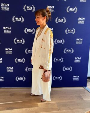 Marcela Mar Instagram - Power Suit blanco de @ateliercrump en un diálogo de oficios creado y desarrollado por @ortizmarialuisa y y la comunidad @eberaneka emberakatio de Tierra Alta, Córdoba. 

Cuando le conté a María Luisa que iba para Cannes al estreno de nuestra película #mibestia pensamos que debía llevar algo que representara no solo la moda colombiana, sino a nuestros artesanos. Hace años admiro el poder femenino que proyecta Diana Crump en sus diseños, por eso escogí un traje completo de pantalón, chaleco y blazer de su última colección. 
Maria Luisa me propuso añadir  este diseño de tejido en colores oro, que nos recuerda la riqueza cultural de nuestro país y la importancia de nuestras comunidades tejedoras de chakiras propias del alto Sinú .

Recibo esta oportunidad de estar aquí y ahora con esta película, representando a Colombia, como un regalo a la perseverancia y disciplina de esta carrera en la que ya cumplo 32 años.