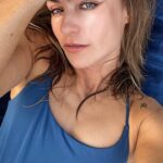 Marcela Mar Instagram - Sintiéndome bien en esta piel 🐍💙 Con este 👙de @aguabenditasw que horma increíble .