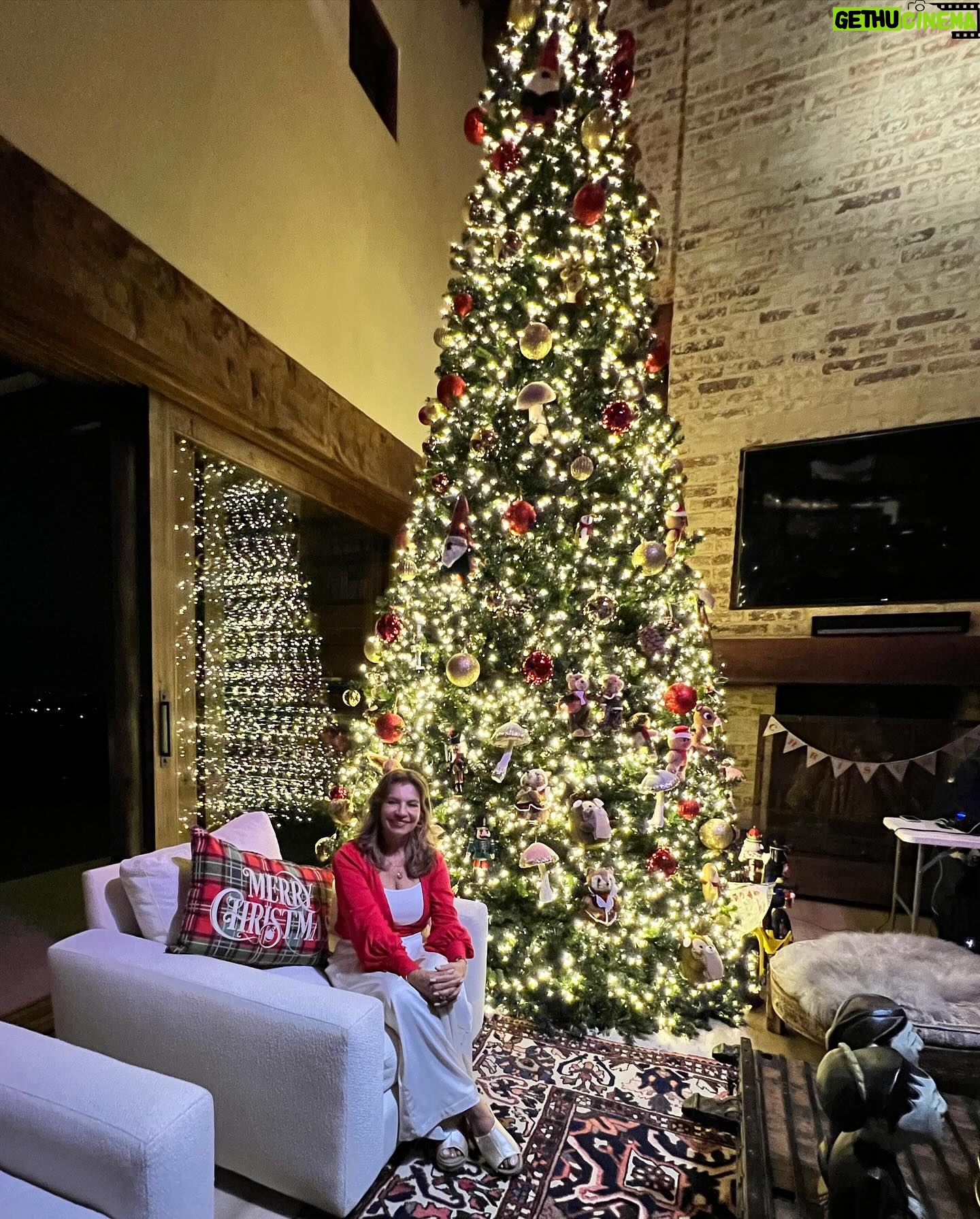 Marcela Mar Instagram - Fiestas navideñas, encuentros de reflexión y de amor. Mucho bueñuelo y Natilla 🤗que dicha!! 🎄🎄 Mi look es una joya tejida a mano por mujeres de Boyacá @priah.heritage 🙌🏻✨ @vistetedecolombia