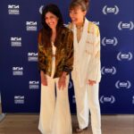 Marcela Mar Instagram - Power Suit blanco de @ateliercrump en un diálogo de oficios creado y desarrollado por @ortizmarialuisa y y la comunidad @eberaneka emberakatio de Tierra Alta, Córdoba. Cuando le conté a María Luisa que iba para Cannes al estreno de nuestra película #mibestia pensamos que debía llevar algo que representara no solo la moda colombiana, sino a nuestros artesanos. Hace años admiro el poder femenino que proyecta Diana Crump en sus diseños, por eso escogí un traje completo de pantalón, chaleco y blazer de su última colección. Maria Luisa me propuso añadir este diseño de tejido en colores oro, que nos recuerda la riqueza cultural de nuestro país y la importancia de nuestras comunidades tejedoras de chakiras propias del alto Sinú . Recibo esta oportunidad de estar aquí y ahora con esta película, representando a Colombia, como un regalo a la perseverancia y disciplina de esta carrera en la que ya cumplo 32 años.