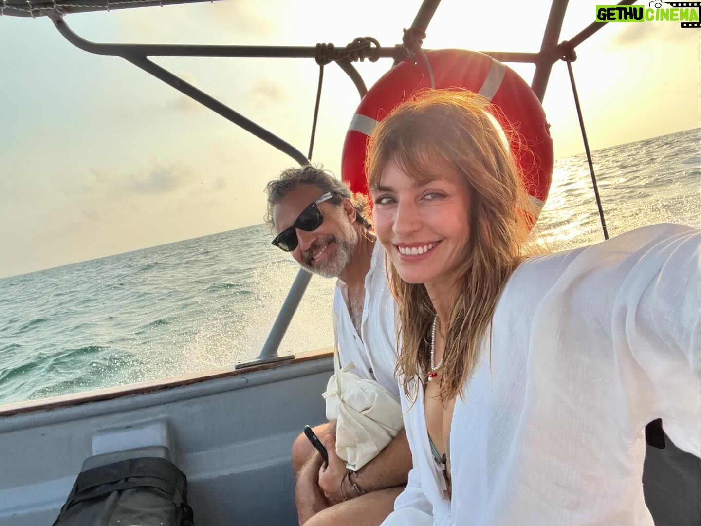 Marcela Mar Instagram - Que privilegio tan grande poder celebrar en este paraíso nuestro 5o aniversario ⭐️ que privilegio más grande habernos encontrado @thechefisback ✨❤️ Bonus : Pichurria saludándonos a nuestro regreso 🐶🦴💕 Y disfrutar un poquito con amigos como @nataliareyesg @juanpssv @fenixbeachcartagena 🏝️💕