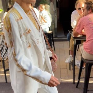 Marcela Mar Instagram - Power Suit blanco de @ateliercrump en un diálogo de oficios creado y desarrollado por @ortizmarialuisa y y la comunidad @eberaneka emberakatio de Tierra Alta, Córdoba. 

Cuando le conté a María Luisa que iba para Cannes al estreno de nuestra película #mibestia pensamos que debía llevar algo que representara no solo la moda colombiana, sino a nuestros artesanos. Hace años admiro el poder femenino que proyecta Diana Crump en sus diseños, por eso escogí un traje completo de pantalón, chaleco y blazer de su última colección. 
Maria Luisa me propuso añadir  este diseño de tejido en colores oro, que nos recuerda la riqueza cultural de nuestro país y la importancia de nuestras comunidades tejedoras de chakiras propias del alto Sinú .

Recibo esta oportunidad de estar aquí y ahora con esta película, representando a Colombia, como un regalo a la perseverancia y disciplina de esta carrera en la que ya cumplo 32 años.