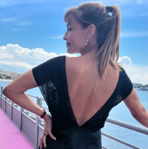 Marcela Mar Instagram - Acerca del merecimiento.

He estado reflexionando sobre este asunto, en el que socialmente nos enseñan que a través de nuestros méritos, merecemos reconocimiento. Sicológica mente en muchos casos, en todo caso en el mío, me he sentido insuficiente, por debajo de lo esperado, con frecuencia he dudado de mi talento y capacidad. Luego me sobre pongo, recuerdo mi proceso, el camino que he labrado y me ha traído hasta acá, hasta CANNES,  Y ¡wow! …  esto es el vestigio de un sueño  hecho realidad.
 Hoy me abrazo y me felicito. Hoy me valido y reconozco que ME LO MEREZCO, por el amor y la pasión con la que me entrego a mis proyectos, por el propósito que tengo como artista, el de dar visibilidad y apoyo a otras artistas que también se LO MERECEN como Camila Beltrán, directora y guionista de #MiBestia la película en la que participo como actriz y co- productora con @ganasproducciones y que hoy , me tiene aquí , en el festival de cine más grande del mundo .

Gracias a la suerte también , factor importante en todo lo que hacemos ✨

A seguir apostando y creando desde mi verdad.
Santé🥂

Gracias especiales a : @cinefrancescol @if_colombie 

@vistetedecolombia con orgullo 💛💙❤️ hoy llevo un vestido negro tejido a mano de @priah.heritage esta marca rescata los bordados y tejidos ancestrales hechos por mujeres de Boyacá y joyas de @riorayo_finejewelry una marca responsable con la minería de oro en nuestro país .