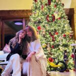 Marcela Mar Instagram - Fiestas navideñas, encuentros de reflexión y de amor. Mucho bueñuelo y Natilla 🤗que dicha!! 🎄🎄 Mi look es una joya tejida a mano por mujeres de Boyacá @priah.heritage 🙌🏻✨ @vistetedecolombia