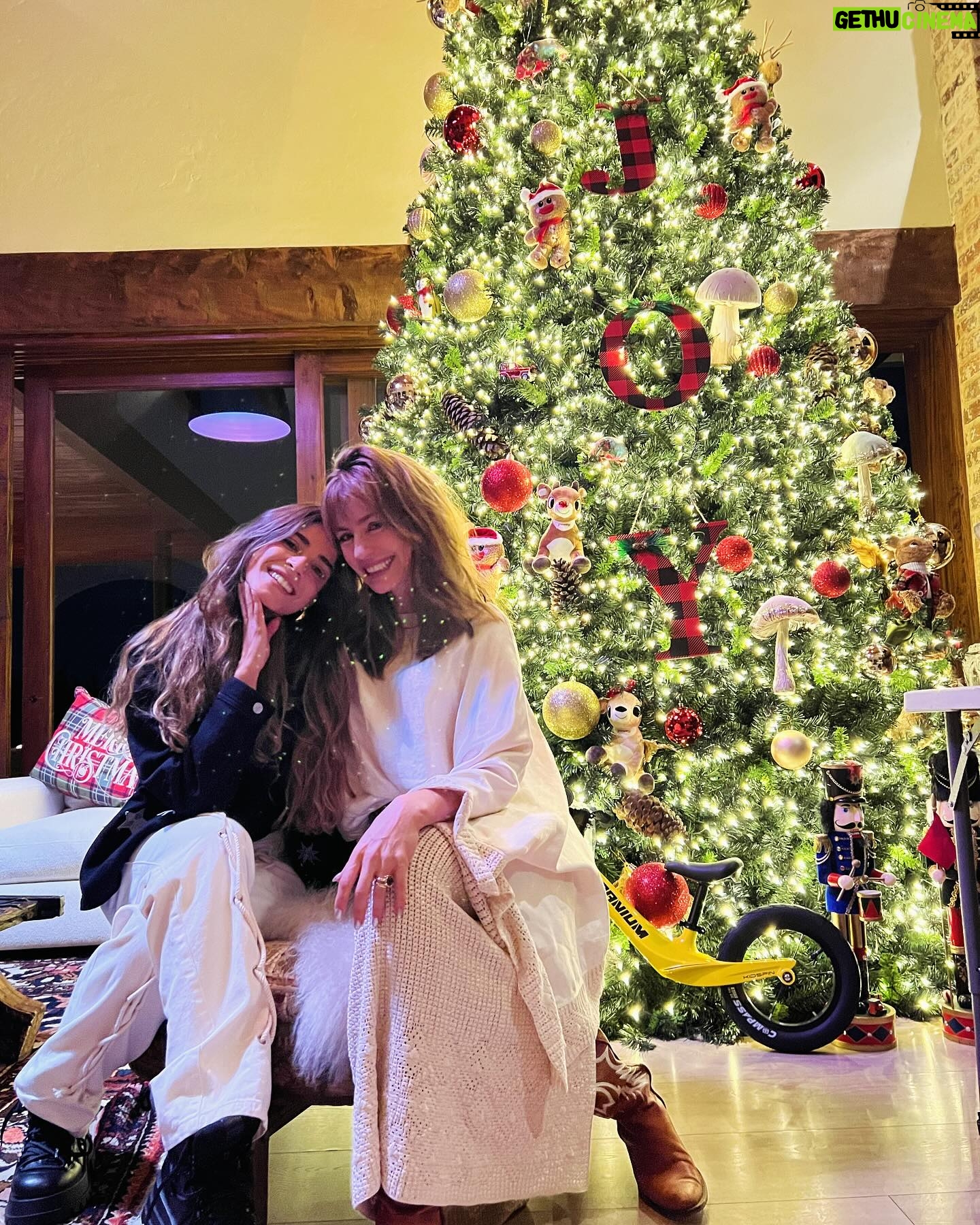Marcela Mar Instagram - Fiestas navideñas, encuentros de reflexión y de amor. Mucho bueñuelo y Natilla 🤗que dicha!! 🎄🎄 Mi look es una joya tejida a mano por mujeres de Boyacá @priah.heritage 🙌🏻✨ @vistetedecolombia