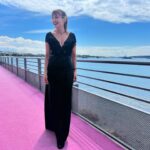 Marcela Mar Instagram - Acerca del merecimiento. He estado reflexionando sobre este asunto, en el que socialmente nos enseñan que a través de nuestros méritos, merecemos reconocimiento. Sicológica mente en muchos casos, en todo caso en el mío, me he sentido insuficiente, por debajo de lo esperado, con frecuencia he dudado de mi talento y capacidad. Luego me sobre pongo, recuerdo mi proceso, el camino que he labrado y me ha traído hasta acá, hasta CANNES, Y ¡wow! … esto es el vestigio de un sueño hecho realidad. Hoy me abrazo y me felicito. Hoy me valido y reconozco que ME LO MEREZCO, por el amor y la pasión con la que me entrego a mis proyectos, por el propósito que tengo como artista, el de dar visibilidad y apoyo a otras artistas que también se LO MERECEN como Camila Beltrán, directora y guionista de #MiBestia la película en la que participo como actriz y co- productora con @ganasproducciones y que hoy , me tiene aquí , en el festival de cine más grande del mundo . Gracias a la suerte también , factor importante en todo lo que hacemos ✨ A seguir apostando y creando desde mi verdad. Santé🥂 Gracias especiales a : @cinefrancescol @if_colombie @vistetedecolombia con orgullo 💛💙❤️ hoy llevo un vestido negro tejido a mano de @priah.heritage esta marca rescata los bordados y tejidos ancestrales hechos por mujeres de Boyacá y joyas de @riorayo_finejewelry una marca responsable con la minería de oro en nuestro país .