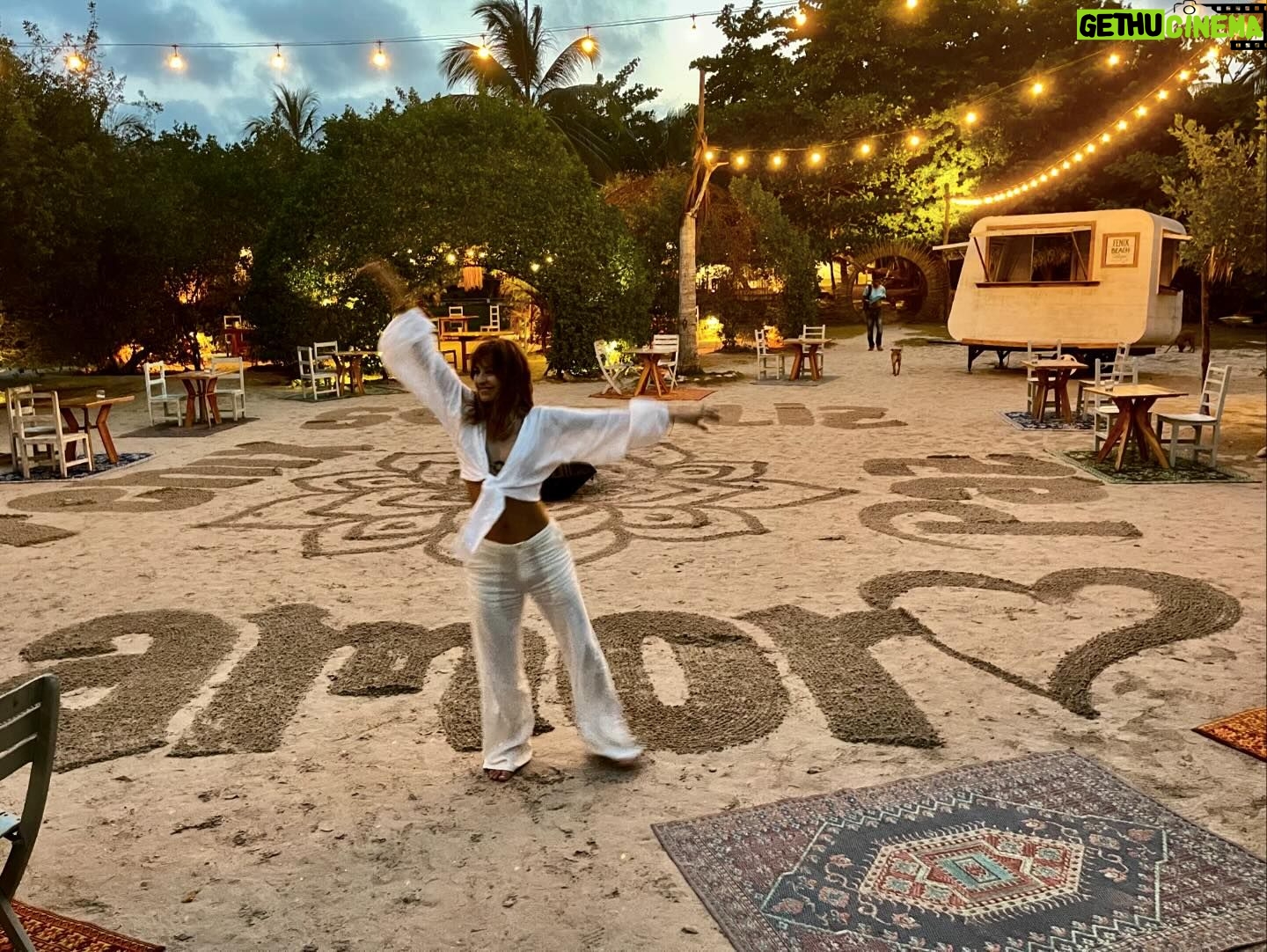 Marcela Mar Instagram - Que privilegio tan grande poder celebrar en este paraíso nuestro 5o aniversario ⭐️ que privilegio más grande habernos encontrado @thechefisback ✨❤️ Bonus : Pichurria saludándonos a nuestro regreso 🐶🦴💕 Y disfrutar un poquito con amigos como @nataliareyesg @juanpssv @fenixbeachcartagena 🏝️💕
