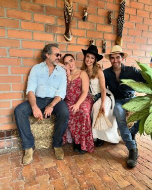 Marcela Mar Instagram - Hoy celebro tu vida amor cada instante que he vivido contigo ha sido maravilloso, le pido a Dios y al universo que me permita celebrarte hasta que seamos dos uvitas pasas recorriendo la vida tomados de la mano, te amo profundamente @marcelamar07