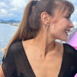 Marcela Mar Instagram - Acerca del merecimiento. He estado reflexionando sobre este asunto, en el que socialmente nos enseñan que a través de nuestros méritos, merecemos reconocimiento. Sicológica mente en muchos casos, en todo caso en el mío, me he sentido insuficiente, por debajo de lo esperado, con frecuencia he dudado de mi talento y capacidad. Luego me sobre pongo, recuerdo mi proceso, el camino que he labrado y me ha traído hasta acá, hasta CANNES, Y ¡wow! … esto es el vestigio de un sueño hecho realidad. Hoy me abrazo y me felicito. Hoy me valido y reconozco que ME LO MEREZCO, por el amor y la pasión con la que me entrego a mis proyectos, por el propósito que tengo como artista, el de dar visibilidad y apoyo a otras artistas que también se LO MERECEN como Camila Beltrán, directora y guionista de #MiBestia la película en la que participo como actriz y co- productora con @ganasproducciones y que hoy , me tiene aquí , en el festival de cine más grande del mundo . Gracias a la suerte también , factor importante en todo lo que hacemos ✨ A seguir apostando y creando desde mi verdad. Santé🥂 Gracias especiales a : @cinefrancescol @if_colombie @vistetedecolombia con orgullo 💛💙❤️ hoy llevo un vestido negro tejido a mano de @priah.heritage esta marca rescata los bordados y tejidos ancestrales hechos por mujeres de Boyacá y joyas de @riorayo_finejewelry una marca responsable con la minería de oro en nuestro país .