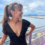 Marcela Mar Instagram - Acerca del merecimiento. He estado reflexionando sobre este asunto, en el que socialmente nos enseñan que a través de nuestros méritos, merecemos reconocimiento. Sicológica mente en muchos casos, en todo caso en el mío, me he sentido insuficiente, por debajo de lo esperado, con frecuencia he dudado de mi talento y capacidad. Luego me sobre pongo, recuerdo mi proceso, el camino que he labrado y me ha traído hasta acá, hasta CANNES, Y ¡wow! … esto es el vestigio de un sueño hecho realidad. Hoy me abrazo y me felicito. Hoy me valido y reconozco que ME LO MEREZCO, por el amor y la pasión con la que me entrego a mis proyectos, por el propósito que tengo como artista, el de dar visibilidad y apoyo a otras artistas que también se LO MERECEN como Camila Beltrán, directora y guionista de #MiBestia la película en la que participo como actriz y co- productora con @ganasproducciones y que hoy , me tiene aquí , en el festival de cine más grande del mundo . Gracias a la suerte también , factor importante en todo lo que hacemos ✨ A seguir apostando y creando desde mi verdad. Santé🥂 Gracias especiales a : @cinefrancescol @if_colombie @vistetedecolombia con orgullo 💛💙❤️ hoy llevo un vestido negro tejido a mano de @priah.heritage esta marca rescata los bordados y tejidos ancestrales hechos por mujeres de Boyacá y joyas de @riorayo_finejewelry una marca responsable con la minería de oro en nuestro país .