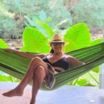 Marcela Mar Instagram - La mamá. El primer hogar, el primer amor, el primer territorio . Gracias a mi mami que siendo una niña, decidió libremente traerme al mundo, cuidarme, alimentarme y protegerme. Esto que en algún momento pude dar por sentado, hoy lo valoro y agradezco. Gracias por enseñarme a ser fuerte, independiente, trabajadora. Gracias por creer en mi más de lo que yo misma he podido en muchos momentos, gracias por darme tantas lecciones a través de tu amor incondicional y desapegado. Cada día te valoro y te respeto más. No puedo dejar de hacer una apreciación en este post a mis abuelas , a mi hijo biológico y a los que me dió la vida. Hoy celebramos el linaje, la raíz 🌳 y el cuidado. Disfruto mucho esta etapa donde todos estamos grandes y somos independientes, donde a través de poder SER puedo dar ejemplo para sus vidas. Los amo manada 🐾🐾💜