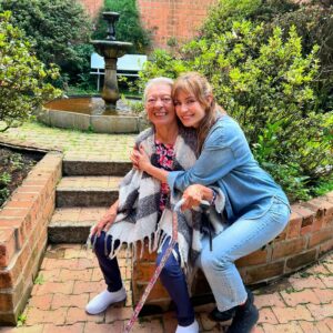 Marcela Mar Instagram - La mamá.
El primer hogar, el primer amor, el primer territorio .

Gracias a mi mami que siendo una niña, decidió libremente traerme al mundo, cuidarme, alimentarme y protegerme. 
Esto que en algún momento pude dar por sentado, hoy lo valoro y agradezco.
Gracias por enseñarme a ser fuerte, independiente, trabajadora. Gracias por creer en mi más de lo que yo misma he podido en muchos momentos, gracias por darme tantas lecciones a través de tu amor incondicional y desapegado.
Cada día te valoro y te respeto más.

No puedo dejar de hacer una apreciación en este post a mis abuelas , a mi hijo biológico y a los que me dió la vida.
Hoy celebramos el linaje, la raíz 🌳 y el cuidado.

Disfruto mucho esta etapa donde todos estamos grandes y somos independientes, donde a través de poder SER puedo dar ejemplo para sus vidas. Los amo manada 🐾🐾💜