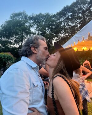 Marcela Mar Instagram - Hoy celebro tu vida amor cada instante que he vivido contigo ha sido maravilloso, le pido a Dios y al universo que me permita celebrarte hasta que seamos dos uvitas pasas recorriendo la vida tomados de la mano, te amo profundamente @marcelamar07