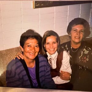 Marcela Mar Instagram - La mamá.
El primer hogar, el primer amor, el primer territorio .

Gracias a mi mami que siendo una niña, decidió libremente traerme al mundo, cuidarme, alimentarme y protegerme. 
Esto que en algún momento pude dar por sentado, hoy lo valoro y agradezco.
Gracias por enseñarme a ser fuerte, independiente, trabajadora. Gracias por creer en mi más de lo que yo misma he podido en muchos momentos, gracias por darme tantas lecciones a través de tu amor incondicional y desapegado.
Cada día te valoro y te respeto más.

No puedo dejar de hacer una apreciación en este post a mis abuelas , a mi hijo biológico y a los que me dió la vida.
Hoy celebramos el linaje, la raíz 🌳 y el cuidado.

Disfruto mucho esta etapa donde todos estamos grandes y somos independientes, donde a través de poder SER puedo dar ejemplo para sus vidas. Los amo manada 🐾🐾💜
