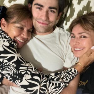 Marcela Mar Instagram - La mamá.
El primer hogar, el primer amor, el primer territorio .

Gracias a mi mami que siendo una niña, decidió libremente traerme al mundo, cuidarme, alimentarme y protegerme. 
Esto que en algún momento pude dar por sentado, hoy lo valoro y agradezco.
Gracias por enseñarme a ser fuerte, independiente, trabajadora. Gracias por creer en mi más de lo que yo misma he podido en muchos momentos, gracias por darme tantas lecciones a través de tu amor incondicional y desapegado.
Cada día te valoro y te respeto más.

No puedo dejar de hacer una apreciación en este post a mis abuelas , a mi hijo biológico y a los que me dió la vida.
Hoy celebramos el linaje, la raíz 🌳 y el cuidado.

Disfruto mucho esta etapa donde todos estamos grandes y somos independientes, donde a través de poder SER puedo dar ejemplo para sus vidas. Los amo manada 🐾🐾💜
