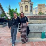 Marcela Mar Instagram - La mamá. El primer hogar, el primer amor, el primer territorio . Gracias a mi mami que siendo una niña, decidió libremente traerme al mundo, cuidarme, alimentarme y protegerme. Esto que en algún momento pude dar por sentado, hoy lo valoro y agradezco. Gracias por enseñarme a ser fuerte, independiente, trabajadora. Gracias por creer en mi más de lo que yo misma he podido en muchos momentos, gracias por darme tantas lecciones a través de tu amor incondicional y desapegado. Cada día te valoro y te respeto más. No puedo dejar de hacer una apreciación en este post a mis abuelas , a mi hijo biológico y a los que me dió la vida. Hoy celebramos el linaje, la raíz 🌳 y el cuidado. Disfruto mucho esta etapa donde todos estamos grandes y somos independientes, donde a través de poder SER puedo dar ejemplo para sus vidas. Los amo manada 🐾🐾💜