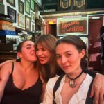 Marcela Mar Instagram - La mamá. El primer hogar, el primer amor, el primer territorio . Gracias a mi mami que siendo una niña, decidió libremente traerme al mundo, cuidarme, alimentarme y protegerme. Esto que en algún momento pude dar por sentado, hoy lo valoro y agradezco. Gracias por enseñarme a ser fuerte, independiente, trabajadora. Gracias por creer en mi más de lo que yo misma he podido en muchos momentos, gracias por darme tantas lecciones a través de tu amor incondicional y desapegado. Cada día te valoro y te respeto más. No puedo dejar de hacer una apreciación en este post a mis abuelas , a mi hijo biológico y a los que me dió la vida. Hoy celebramos el linaje, la raíz 🌳 y el cuidado. Disfruto mucho esta etapa donde todos estamos grandes y somos independientes, donde a través de poder SER puedo dar ejemplo para sus vidas. Los amo manada 🐾🐾💜