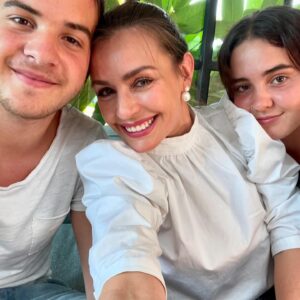 Marcela Mar Instagram - La mamá.
El primer hogar, el primer amor, el primer territorio .

Gracias a mi mami que siendo una niña, decidió libremente traerme al mundo, cuidarme, alimentarme y protegerme. 
Esto que en algún momento pude dar por sentado, hoy lo valoro y agradezco.
Gracias por enseñarme a ser fuerte, independiente, trabajadora. Gracias por creer en mi más de lo que yo misma he podido en muchos momentos, gracias por darme tantas lecciones a través de tu amor incondicional y desapegado.
Cada día te valoro y te respeto más.

No puedo dejar de hacer una apreciación en este post a mis abuelas , a mi hijo biológico y a los que me dió la vida.
Hoy celebramos el linaje, la raíz 🌳 y el cuidado.

Disfruto mucho esta etapa donde todos estamos grandes y somos independientes, donde a través de poder SER puedo dar ejemplo para sus vidas. Los amo manada 🐾🐾💜