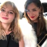 Marcela Mar Instagram - La mamá. El primer hogar, el primer amor, el primer territorio . Gracias a mi mami que siendo una niña, decidió libremente traerme al mundo, cuidarme, alimentarme y protegerme. Esto que en algún momento pude dar por sentado, hoy lo valoro y agradezco. Gracias por enseñarme a ser fuerte, independiente, trabajadora. Gracias por creer en mi más de lo que yo misma he podido en muchos momentos, gracias por darme tantas lecciones a través de tu amor incondicional y desapegado. Cada día te valoro y te respeto más. No puedo dejar de hacer una apreciación en este post a mis abuelas , a mi hijo biológico y a los que me dió la vida. Hoy celebramos el linaje, la raíz 🌳 y el cuidado. Disfruto mucho esta etapa donde todos estamos grandes y somos independientes, donde a través de poder SER puedo dar ejemplo para sus vidas. Los amo manada 🐾🐾💜
