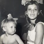 Marcela Mar Instagram – Bebés que dan a luz a otros bebés.

A propósito del trend de subir una foto a los 21, me encontré con esta que define no solo esa década para mi, sino una gran parte de mi vida.
En eso andaba a mis 21, pariendo a mi @emilianopernia  por supuesto no fue planeado, no sabía nada de la vida , mucho menos del amor, pero he sido apasionada y he llevado adelante todas mis decisiones (buenas o malas) con afilada convicción.
En aquel entonces, solo quería experimentar mis emociones , conocer el mundo a través de algún hombre, no me creía lo suficientemente capaz de hacerlo sola, estaba llena de miedo y de dolor.
Me sentí llamada a traerlo a la luz, y fue una gran decisión, de las mejores que tomé en mi vida.
Mi madre @claudiamorales0007 también decidió traerme a este mundo siendo una niña. 
En la segunda foto se notan sus 17 años…

Que bueno poder decidir si queremos o no ser madres, a la edad que sea, ojalá, con suficiente información y amor propio como para entender, que asumir semejante responsabilidad, requiere primero formarnos a nosotras mismas, realizarnos en otras áreas, simplemente crecer en todo el sentido de la palabra, para ser la persona grande de esa relación que será para toda la vida.

Y tu, ¿Deseas ser madre?