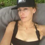 Marcela Mar Instagram - Mi 2024 arranca así: Agradeciendo, relajando, dejando fluir. Integrando todo lo aprendido y vivido en el 2023. Prestando atención y adquiriendo nuevas herramientas para lo que venga. Les deseo encuentren un espacio de sosiego en su interior, un grupo de personas que alimenten su espíritu, una pasión y curiosidad por la vida, momentos de placer y de ocio, dejar de compararse y vivir con propósito. Feliz 2024!